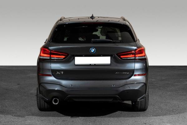 BMW X1 bak